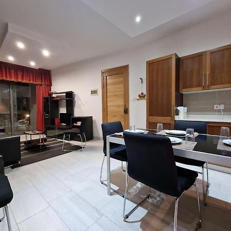 City Center Properties - Modern Two Bedroom Apartment With A Hot Tub And Amazing Location Сент-Полс-Бей Экстерьер фото