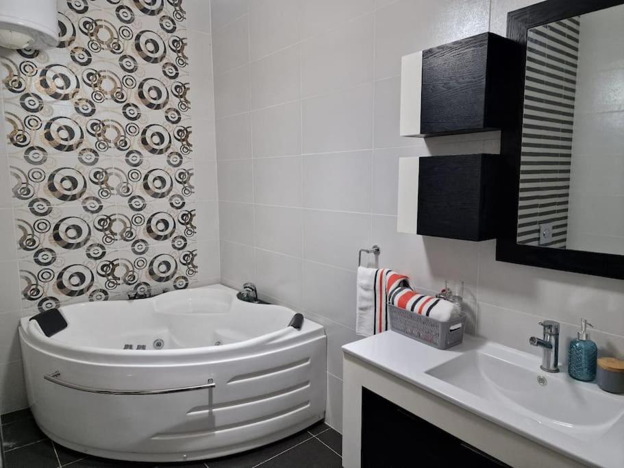 City Center Properties - Modern Two Bedroom Apartment With A Hot Tub And Amazing Location Сент-Полс-Бей Экстерьер фото