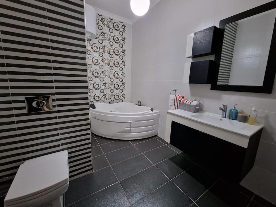 City Center Properties - Modern Two Bedroom Apartment With A Hot Tub And Amazing Location Сент-Полс-Бей Экстерьер фото