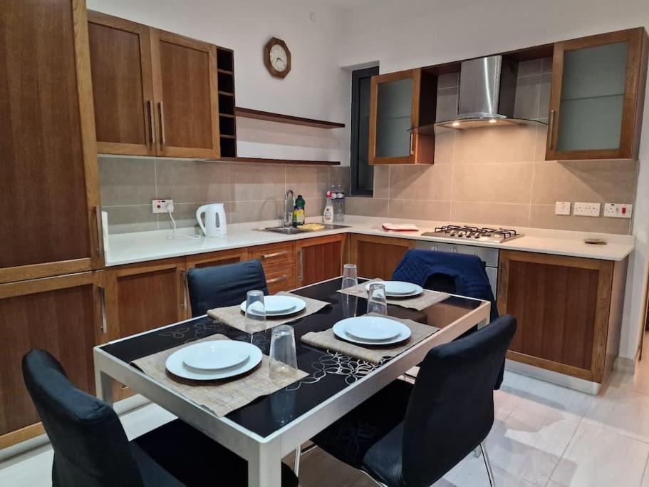 City Center Properties - Modern Two Bedroom Apartment With A Hot Tub And Amazing Location Сент-Полс-Бей Экстерьер фото